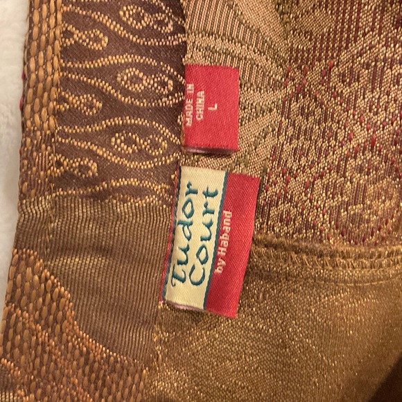 Vintage Tudor Court by by Haband it is large please look at photos for size. - Picture 11 of 11